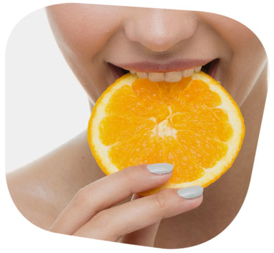 Frau beißt in Orange